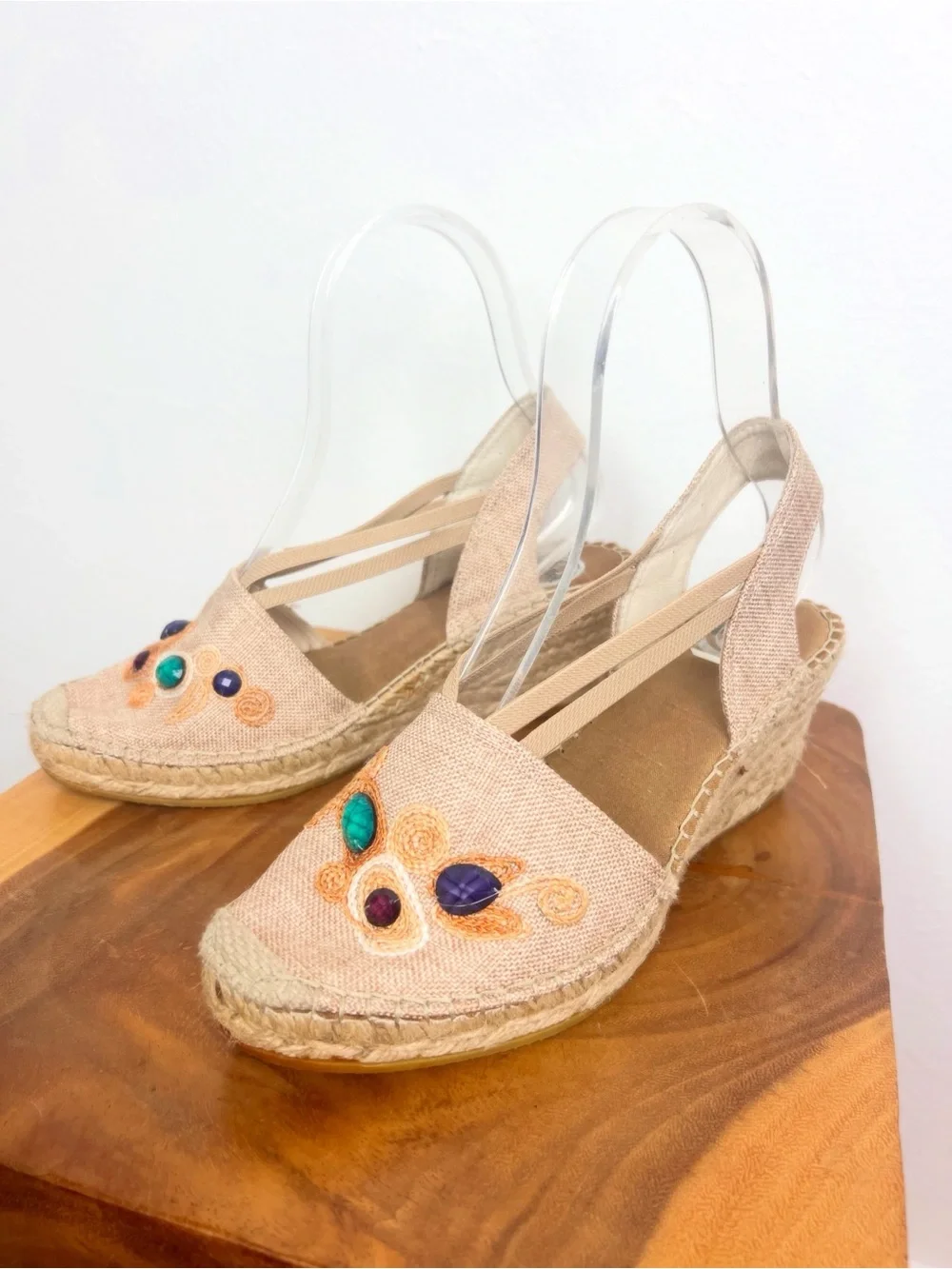 VIDORETTA Women’s Embroidered & Jeweled Tan Espadrille Wedge Sandals 39 8.5